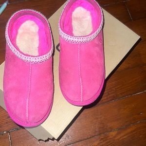 Girls, pink UGGs size 3